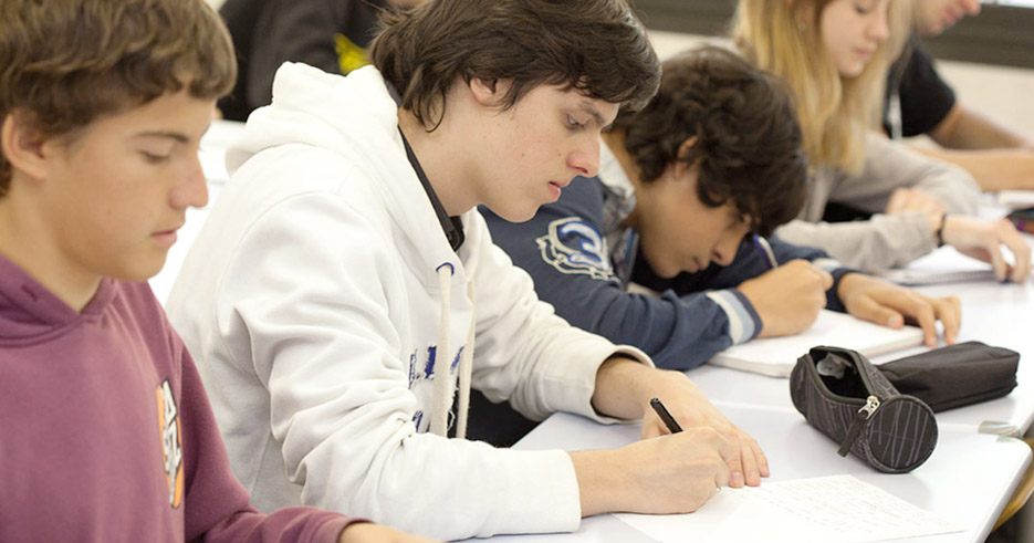 Alumnes de Batxiller fent exàmens de llengües estrangeres